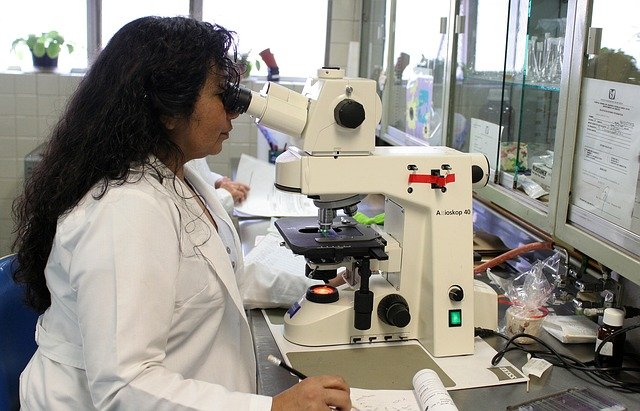 mulher no laboratório usando equipamento de análise